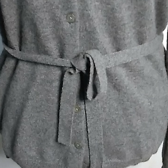 Saks FIFTH AVENUE   cashmere  gray belted sweater sz large - Picture 8 of 14